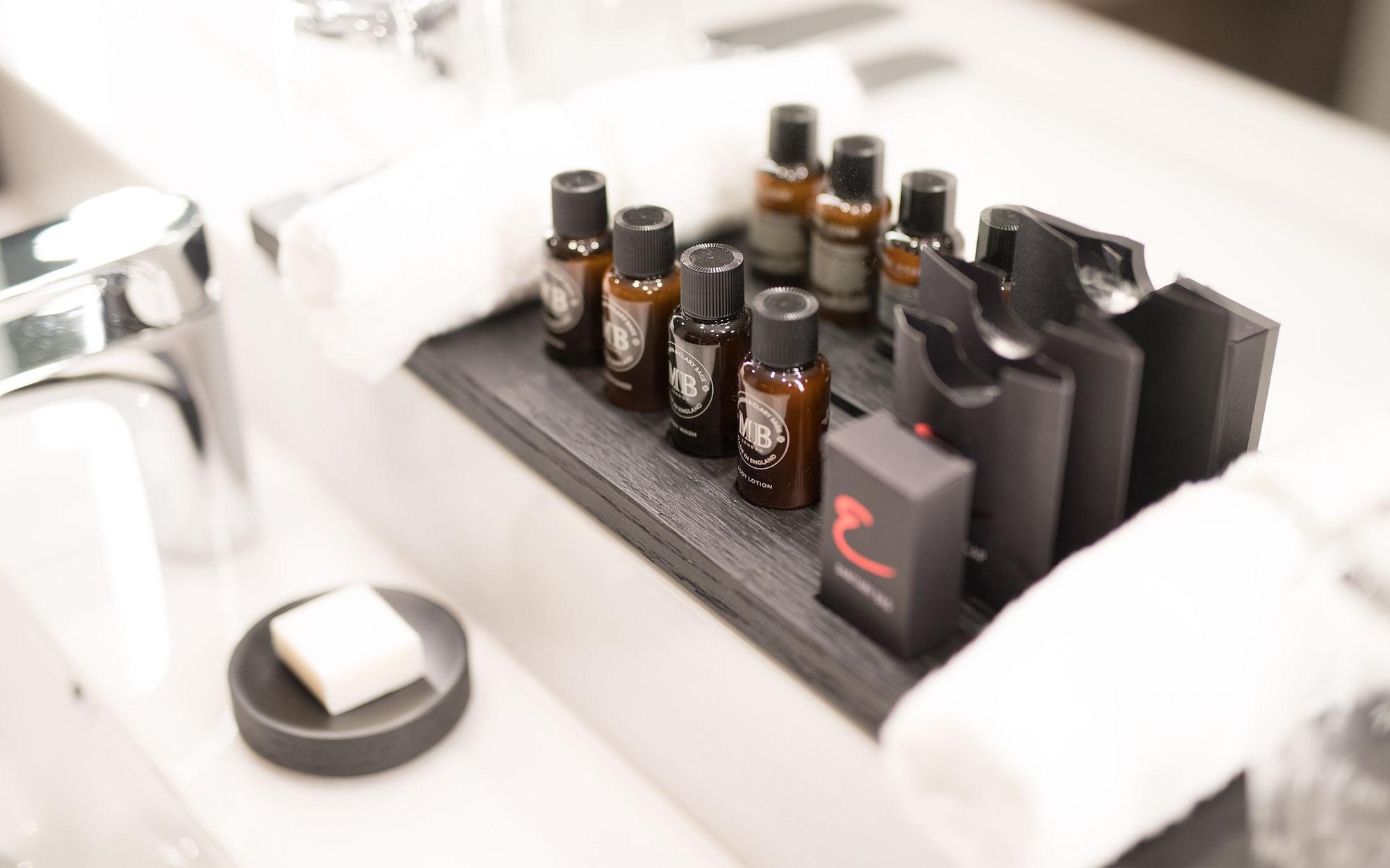 Emporium Hotel South Bank Brisbane Kültér fotó A selection of toiletries in a hotel bathroom
