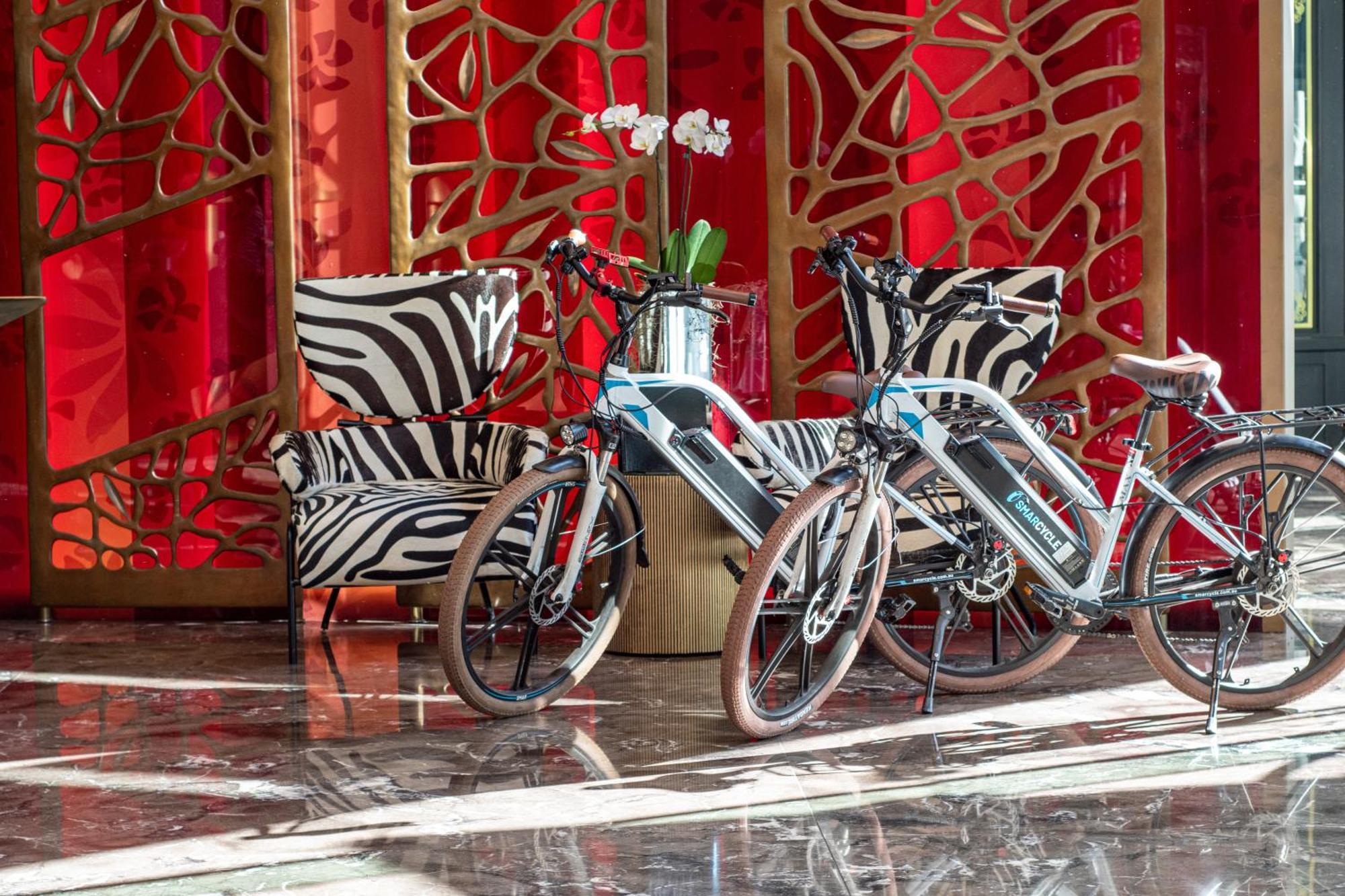 Emporium Hotel South Bank Brisbane Kültér fotó Bicycles at the lobby