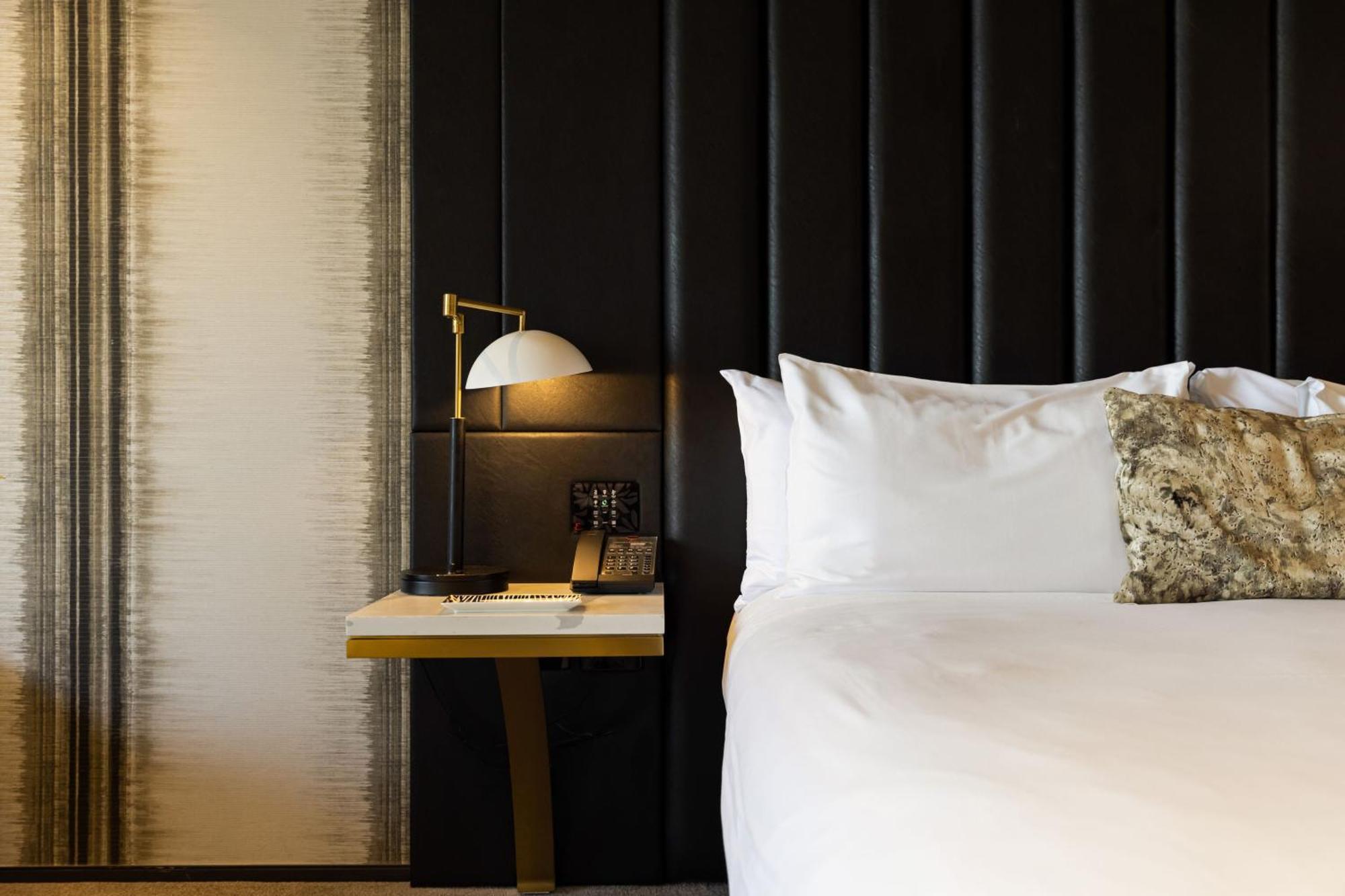 Emporium Hotel South Bank Brisbane Kültér fotó A bedroom at The Standard East Village