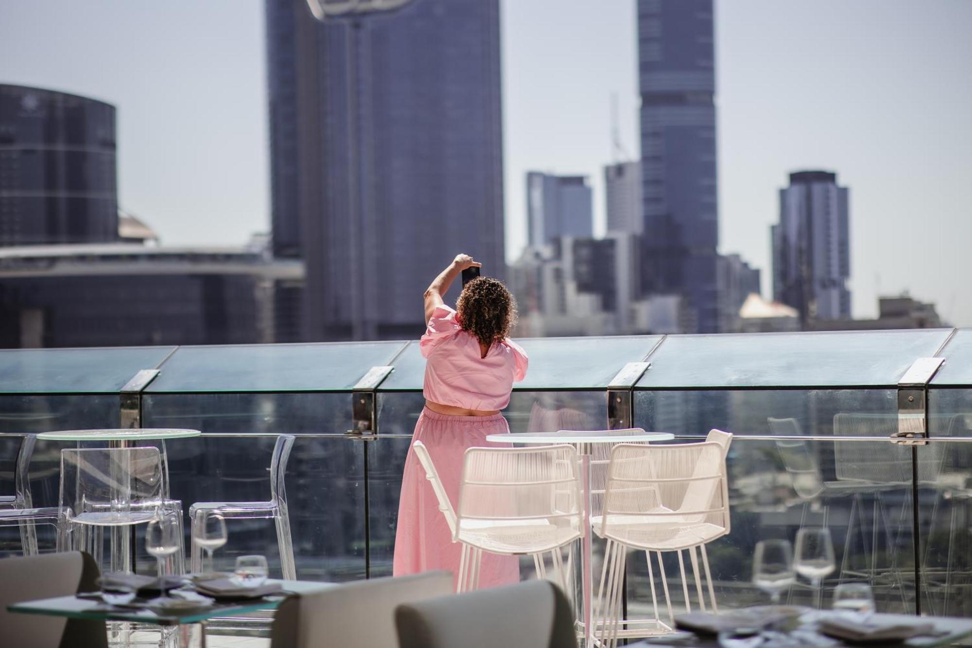 Emporium Hotel South Bank Brisbane Kültér fotó The view from the rooftop bar