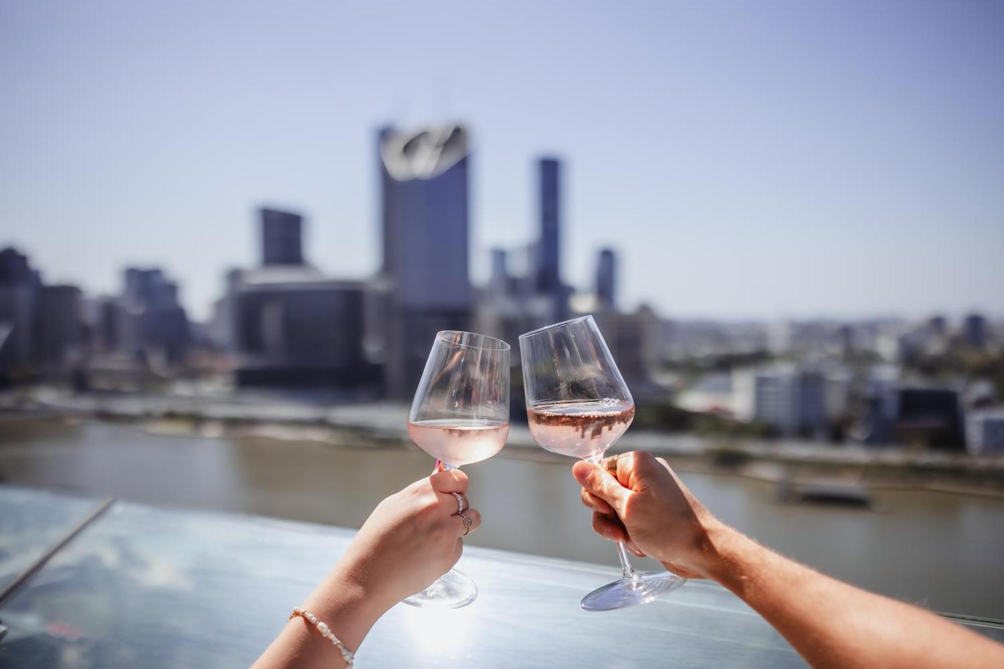 Emporium Hotel South Bank Brisbane Kültér fotó A toast with wine