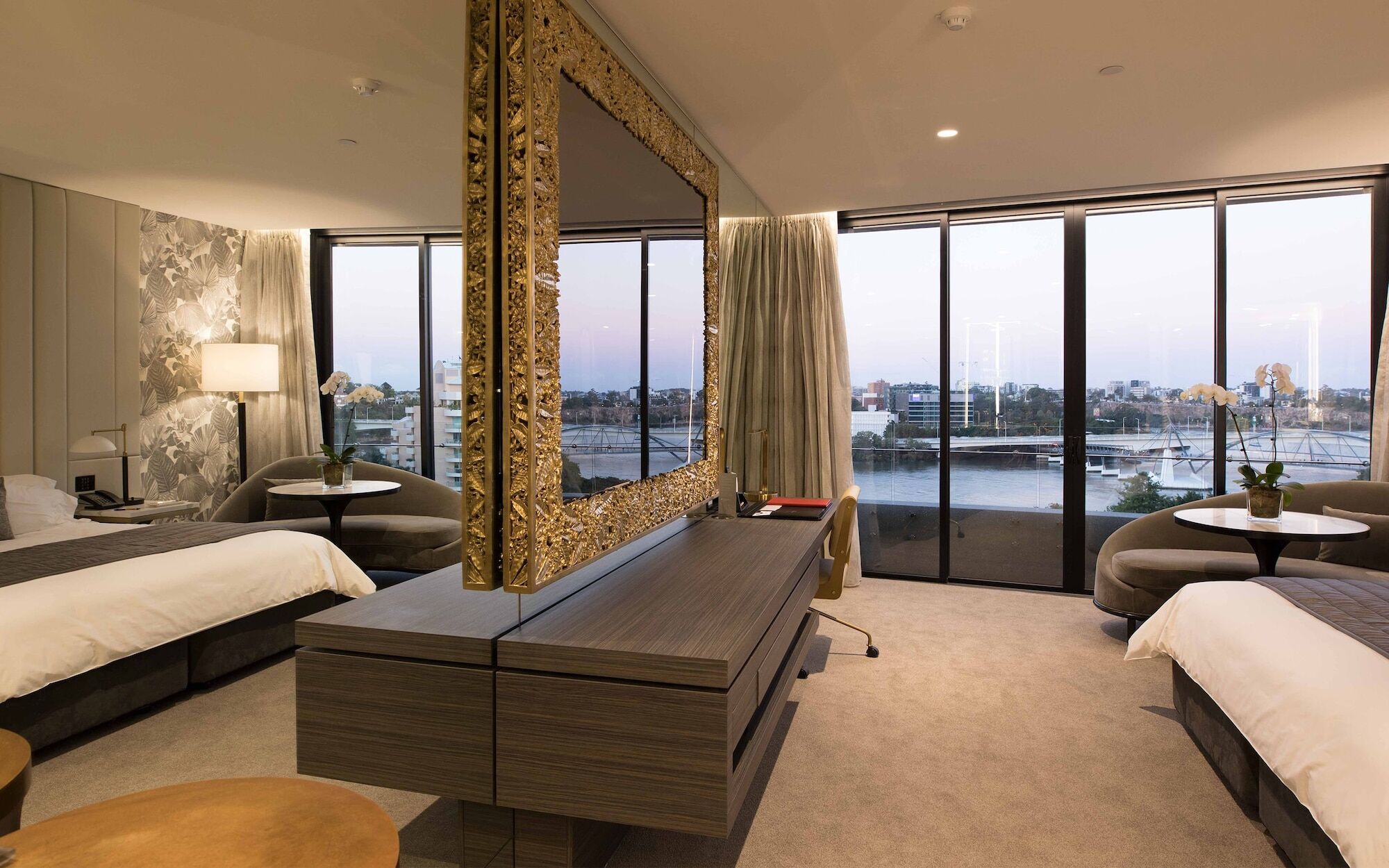 Emporium Hotel South Bank Brisbane Kültér fotó A bedroom at the Crown Towers